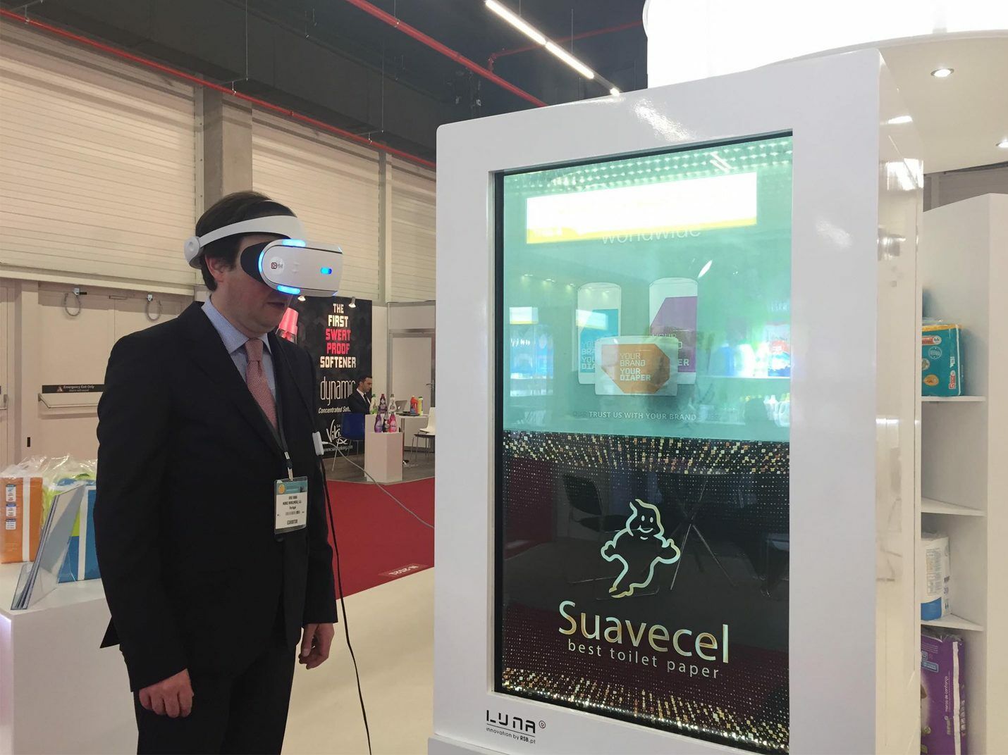 Homem com Óculos Interativos 360º Realidade Virtual - Visita á Linha de Produção Fabril